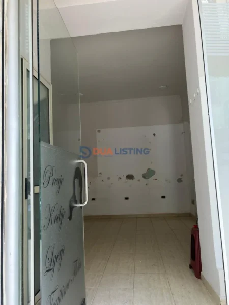 Tirane, jepet me qera dyqan , 18 m² 200 € (Stacioni i Trenit)