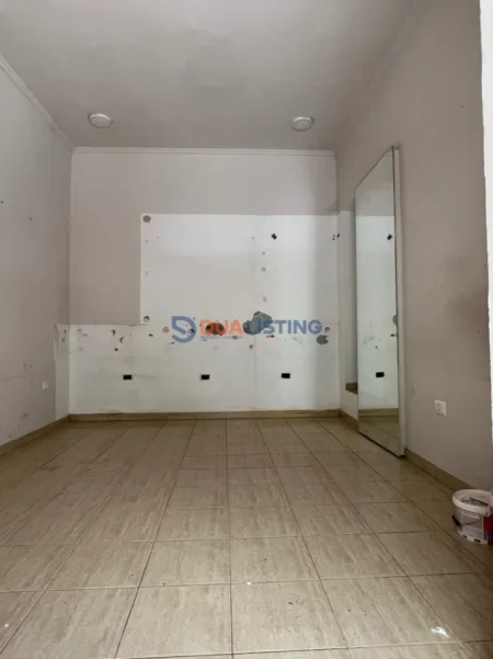 Tirane, jepet me qera dyqan , 18 m² 200 € (Stacioni i Trenit)