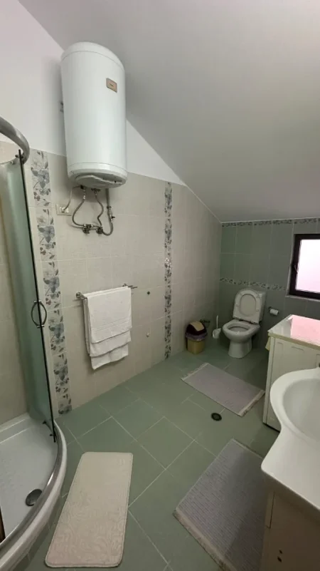 Tirane, jepet me qera Vile 3+1+Ballkon Kati 3, 143 m² 850 € (Kristal Center/Rr.Prokop Mima)