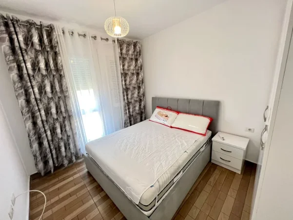 Tirane, jepet me qera apartament 2+1 Kati 8, 
