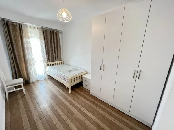Tirane, jepet me qera apartament 2+1 Kati 8, 