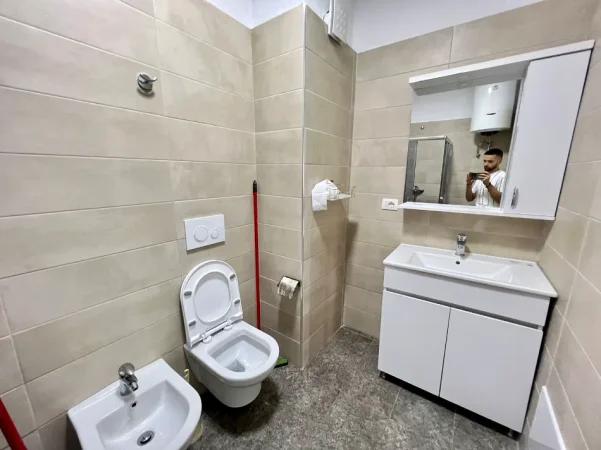 Tirane, jepet me qera apartament 2+1 Kati 8, 