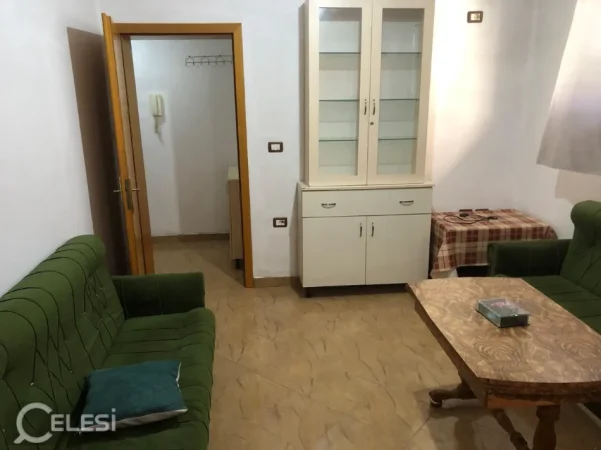 Tirane, jepet me qera apartament 1+1+Ballkon Kati 1, 65 m² 300 € (SHKOLLA E BASHKUAR)