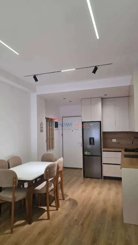 Tirane, jepet me qera apartament 1+1+Ballkon Kati 5, 55 m² 500 € (Ali Demi)