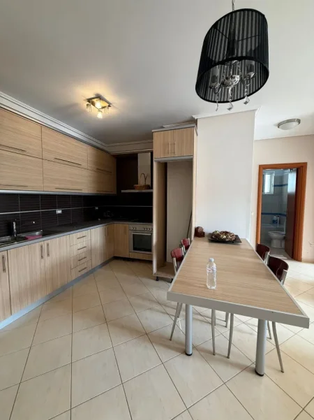 Sarande, jepet me qera apartament 2+1+Ballkon Kati 3, 400 € 