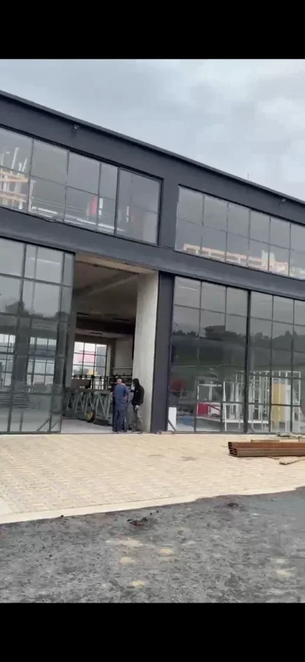 Tirane, jepet me qera magazine Kati 2, 1.400 m² 5.000 € (CITY PARK)