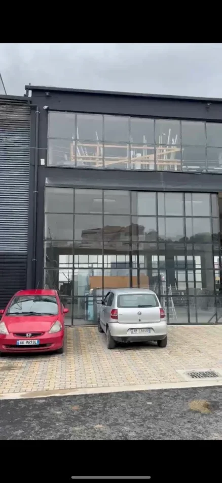 Tirane, jepet me qera magazine Kati 2, 1.400 m² 5.000 € (CITY PARK)