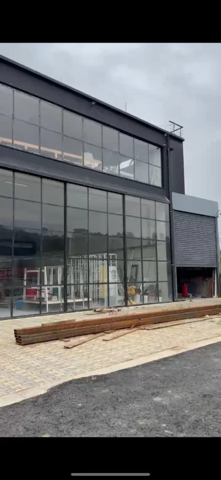 Tirane, jepet me qera magazine Kati 2, 1.400 m² 5.000 € (CITY PARK)