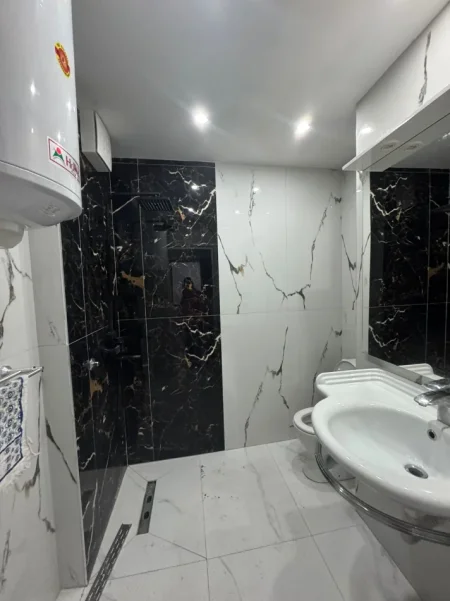 Tirane, shitet apartament 1+1 Kati 1, 105 m² 210.000 € (Gjimnazi Besnik Sykja)