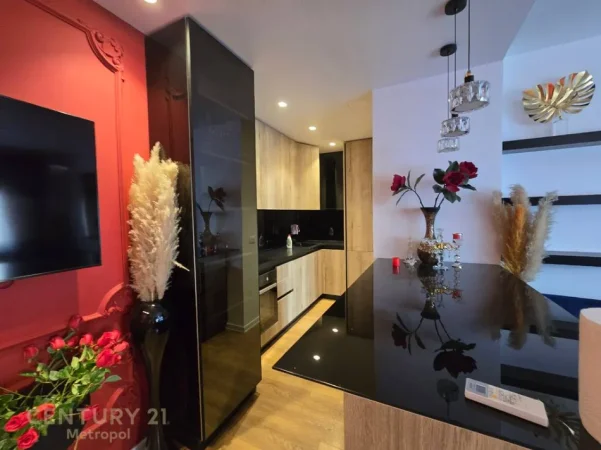 Tirane, jepet me qera apartament 1+1+Ballkon Kati 4, 75 m² 850 €