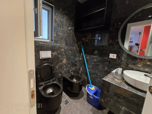 Tirane, jepet me qera apartament 1+1+Ballkon Kati 4, 75 m² 850 €