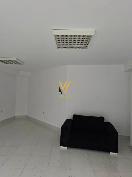 Tirane, jepet me qera dyqan Kati 0, 25 m² 420 € (KODRA E DIELLIT)