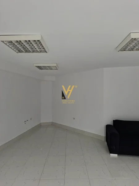Tirane, jepet me qera dyqan Kati 0, 25 m² 420 € (KODRA E DIELLIT)