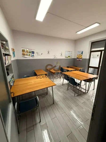Tirane, jepet me qera zyre Kati 3, 100 m² 750 € (bllok)