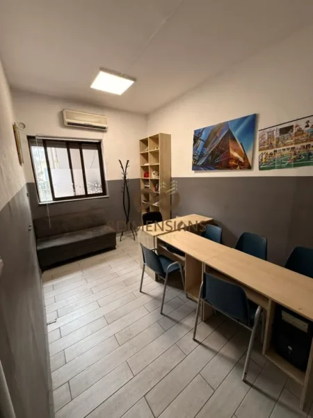 Tirane, jepet me qera zyre Kati 3, 100 m² 750 € (bllok)