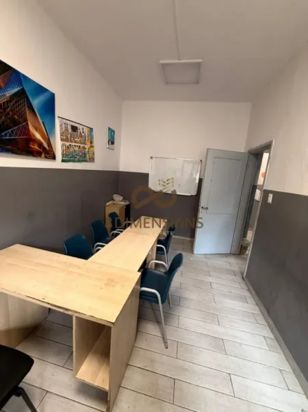 Tirane, jepet me qera zyre Kati 3, 100 m² 750 € (bllok)