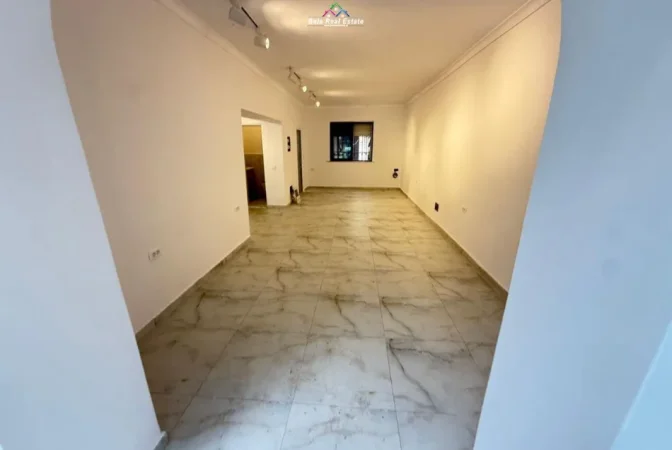 Tirane, jepet me qera dyqan Kati 0, 70 m² 2.000 € (Xhamllik afer bar Oslo)