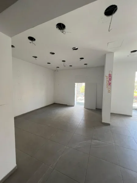 Tirane, jepet me qera ambjent biznesi Kati 2, 306 m² 6.000 € (SHESHI WILLSON)