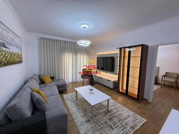 Vlore, jepet me qera apartament 2+1+Ballkon Kati 7, 90 m² 650 € (Rruga Lef Sallata)