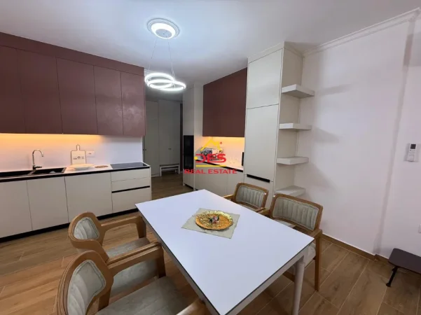 Vlore, jepet me qera apartament 2+1+Ballkon Kati 7, 90 m² 650 € (Rruga Lef Sallata)