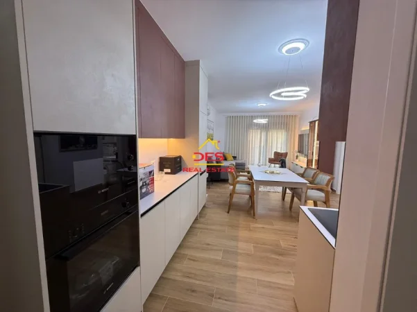 Vlore, jepet me qera apartament 2+1+Ballkon Kati 7, 90 m² 650 € (Rruga Lef Sallata)