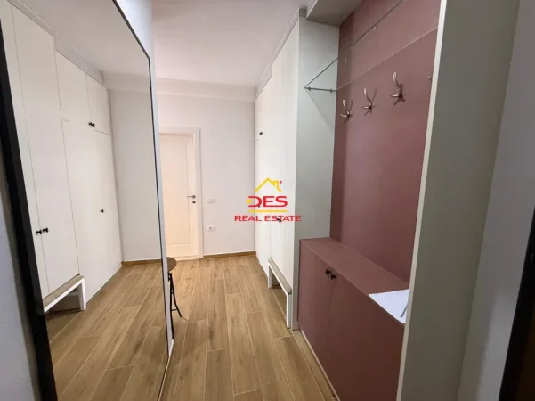 Vlore, jepet me qera apartament 2+1+Ballkon Kati 7, 90 m² 650 € (Rruga Lef Sallata)