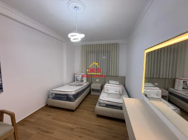 Vlore, jepet me qera apartament 2+1+Ballkon Kati 7, 90 m² 650 € (Rruga Lef Sallata)