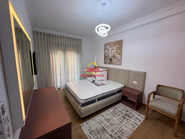 Vlore, jepet me qera apartament 2+1+Ballkon Kati 7, 90 m² 650 € (Rruga Lef Sallata)