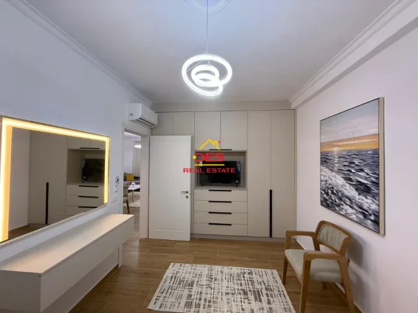 Vlore, jepet me qera apartament 2+1+Ballkon Kati 7, 90 m² 650 € (Rruga Lef Sallata)