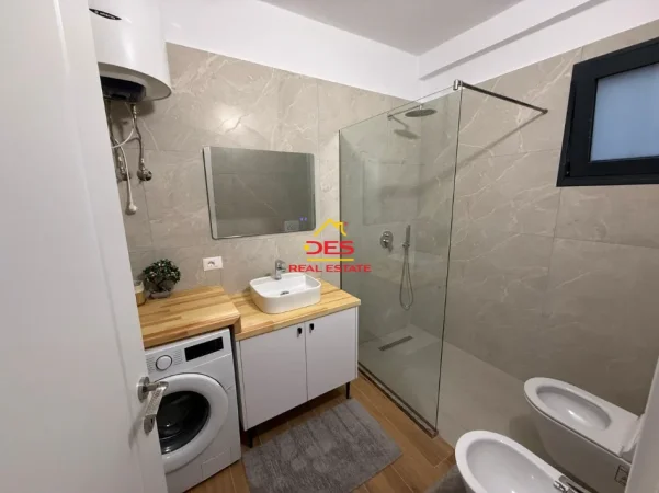 Vlore, jepet me qera apartament 2+1+Ballkon Kati 7, 90 m² 650 € (Rruga Lef Sallata)