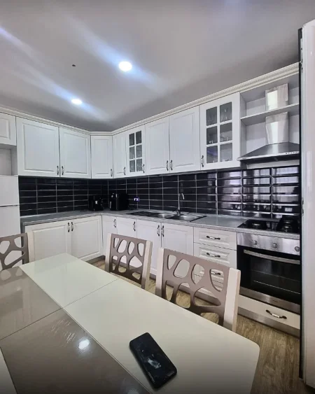 Tirane, jepet me qera 3+1+Aneks+Ballkon Kati 1, 