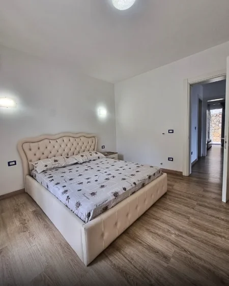 Tirane, jepet me qera 3+1+Aneks+Ballkon Kati 1, 