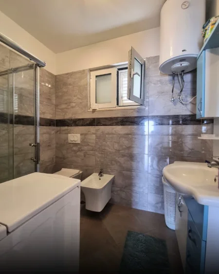 Tirane, jepet me qera 3+1+Aneks+Ballkon Kati 1, 