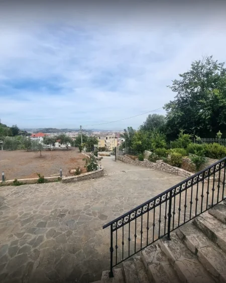 Tirane, jepet me qera 3+1+Aneks+Ballkon Kati 1, 