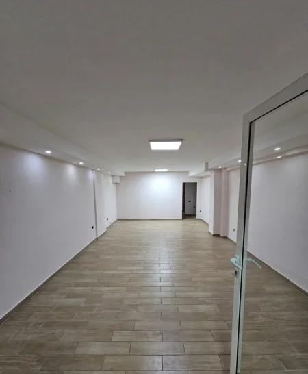 Tirane, jepet me qera ambjentbiznesi Kati 1, 62 m² 600 € (Ish Ekspozita)