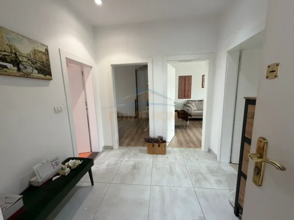Tirane, jepet me qera apartament 2+1 Kati 2, 95 m² 600 € (laprake)