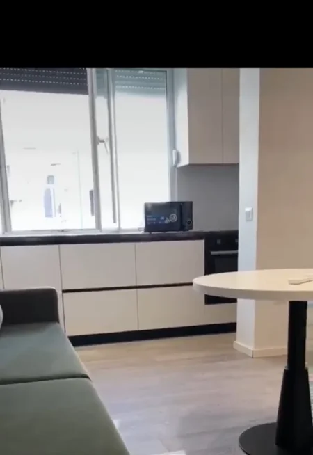 Tirane, jepet me qera apartament 2+1 Kati 3, 950 € (Blloku)