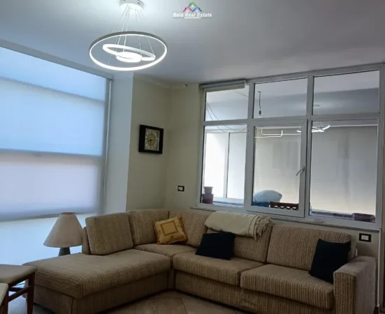 Tirane, jepet me qera apartament 1+1+Ballkon Kati 4, 70 m² 575 € (prane Intesa San Paolo Bank)