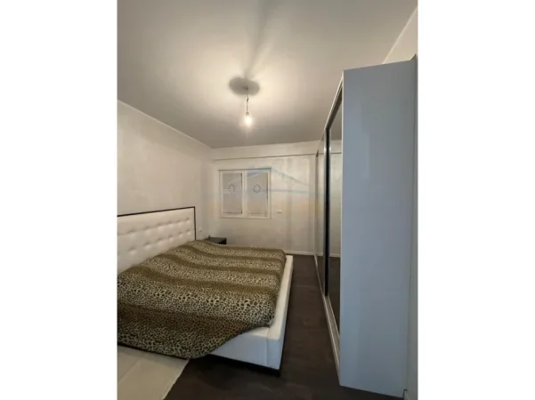 Tirane, jepet me qera apartament 2+1 Kati 3, 99 m² 500 € (fresku)