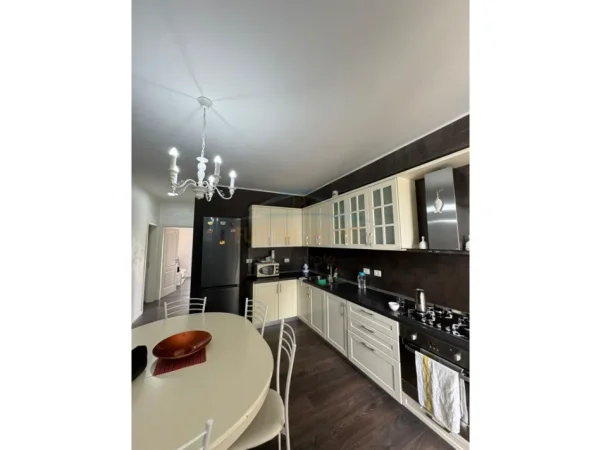 Tirane, jepet me qera apartament 2+1 Kati 3, 99 m² 500 € (fresku)