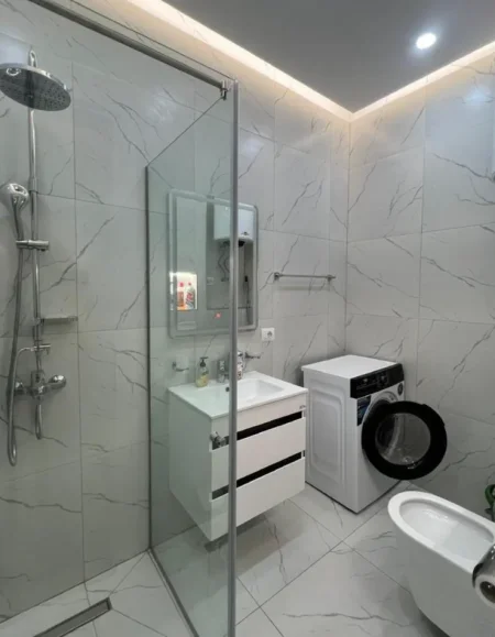 Tirane, jepet me qera apartament 1+1+Ballkon Kati 4, 70 m² 900 € (900)