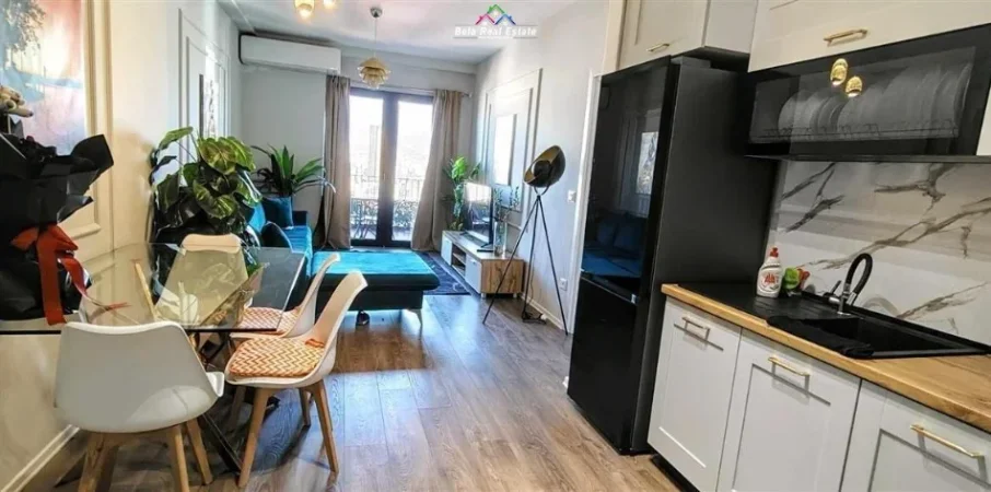 Tirane, jepet me qera apartament 1+1+Ballkon Kati 21, 78 m² 1.100 € (Garden Building)