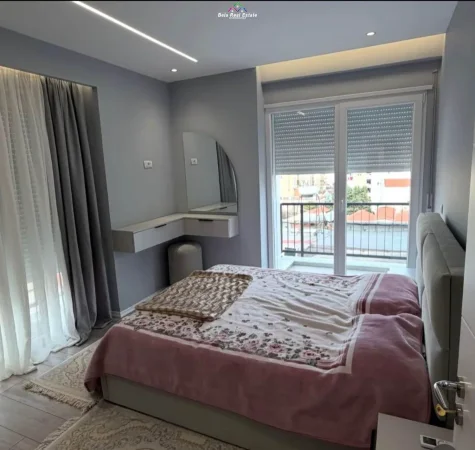 Tirane, jepet me qera apartament 2+1+Ballkon Kati 4, 100 m² 780 € (Karburant Kastrati)