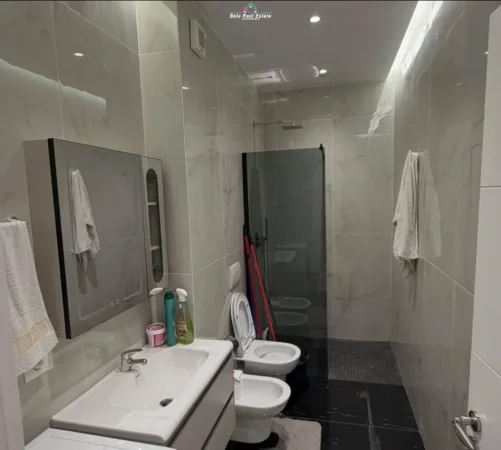 Tirane, jepet me qera apartament 2+1+Ballkon Kati 4, 100 m² 780 € (Karburant Kastrati)