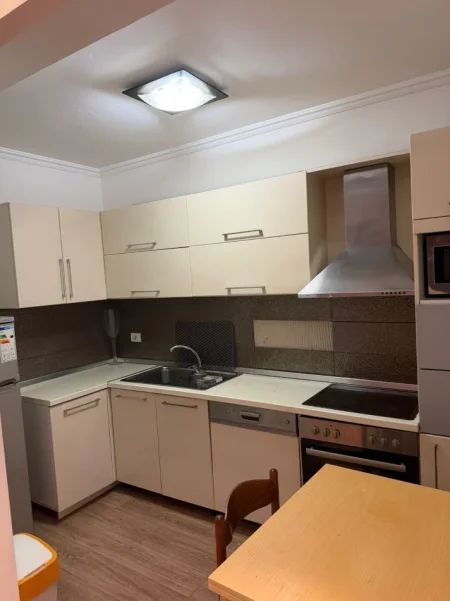 Tirane, jepet me qera apartament 2+1 Kati 10, 71 m² 550 € (Rruga Karl Gega)