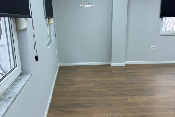 Tirane, jepet me qera zyre Kati 1, 90 m² 950 € (prane Toptanit)