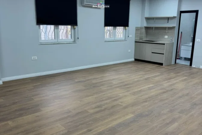 Tirane, jepet me qera zyre Kati 1, 90 m² 950 € (prane Toptanit)