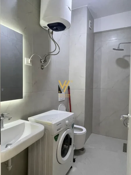 Tirane, jepet me qera apartament 1+1+Ballkon Kati 8, 50 m² 470 € (ALI DEMI)