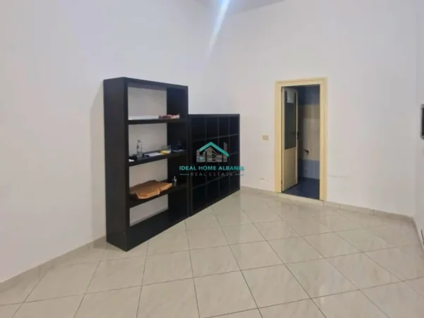 Vlore, jepet me qera dyqan Kati 1, 35 m² 250 € (porti vlore)