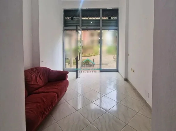 Vlore, jepet me qera dyqan Kati 1, 35 m² 250 € (porti vlore)